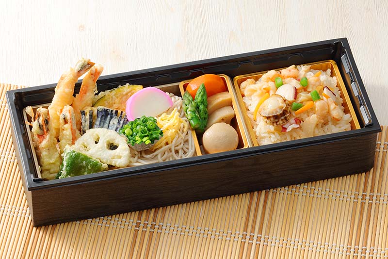 冷やしそばと炊き込み御飯弁当
